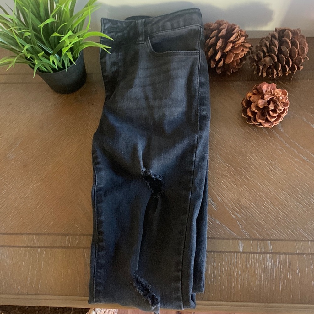 I am selling black jeans!.
